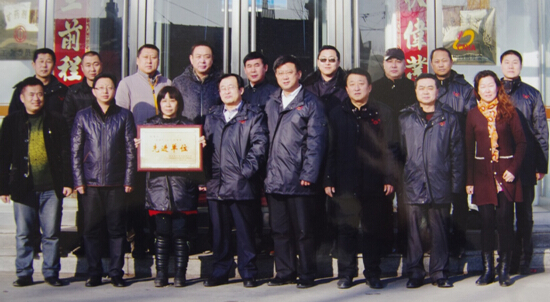 岭药剂国内销售人员合影 铁岭药剂的销售业绩是整体配合的结果。首先,企业领导班子随时指导销售工作,亲自跑市场、访用户,对出现的问题及时把脉诊断,做出决策,还在舆论导向上向销售倾斜。生产车间保质保量,按时供货,按用户要求经常加班生产,经常调整品种,改变生产计划;技术研发部门的同志召之即来,有求必应,与销售人员并肩作战;跑选厂、搞攻关、做实验、参加投标;供应的同志比价采购,千方百计降低采购成本,保证了原料供应等等。俗话说:军功章上有我的一半,也有你的一半。正是这种公司上下众志成城的良好氛围,造就了铁岭药剂市