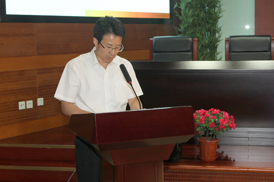 中国有色矿业董事会秘书,总法律顾问胡爱斌作经验交流发言